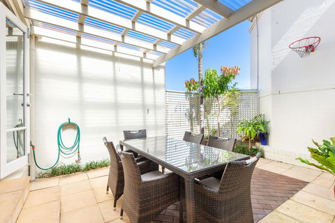 Kensington Self-Contained Modern House (89BROM) - Palm Beach Accommodation 9