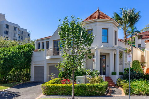 Kensington Self-Contained Modern House (89BROM) - Palm Beach Accommodation 0