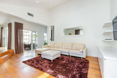 Kensington Self-Contained Modern House (89BROM) - Palm Beach Accommodation 16