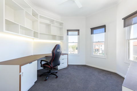 Kensington Self-Contained Modern House (89BROM) - Palm Beach Accommodation 11