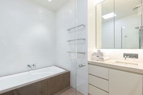 Kensington Self-Contained Modern House (89BROM) - Palm Beach Accommodation 7