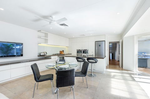 Kensington Self-Contained Modern House (89BROM) - Palm Beach Accommodation 5
