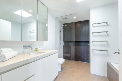 Kensington Self-Contained Modern House (89BROM) - Palm Beach Accommodation 10