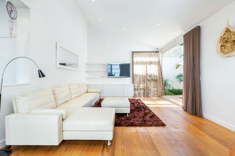 Kensington Self-Contained Modern House (89BROM) - Palm Beach Accommodation 15