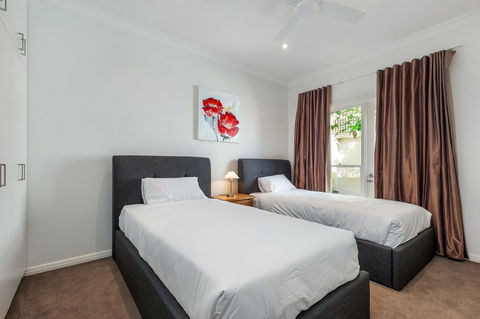 Kensington Self-Contained Modern House (89BROM) - Palm Beach Accommodation 12