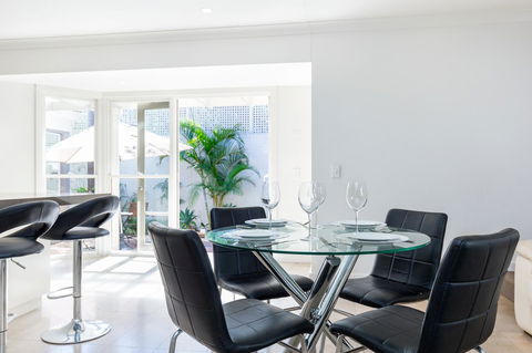 Kensington Self-Contained Modern House (89BROM) - Palm Beach Accommodation 8
