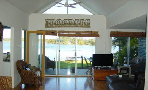 Swan Bay Hideaway - Palm Beach Accommodation 12