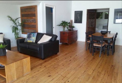 Swan Bay Hideaway - Palm Beach Accommodation 2