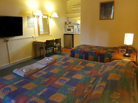 Temora Motel - Palm Beach Accommodation 3