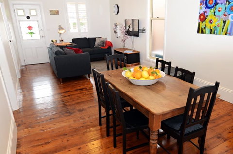 Thelma's Temora - Palm Beach Accommodation 7