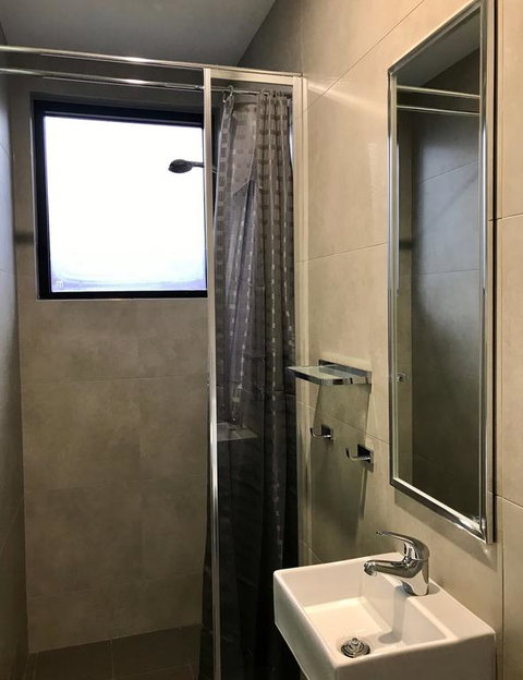 Breeze Lodge - Palm Beach Accommodation 3