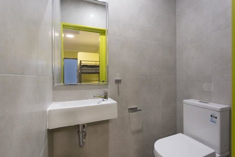 Breeze Lodge - Palm Beach Accommodation 2