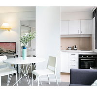 Bright modern studio steps from the action - Palm Beach Accommodation