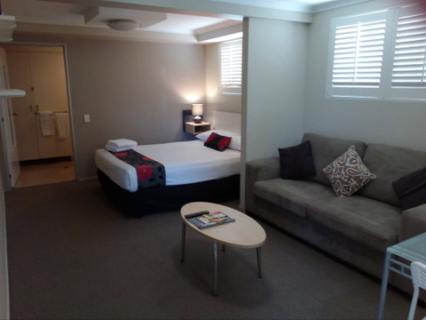 Brisbane Street Studios - Palm Beach Accommodation 2
