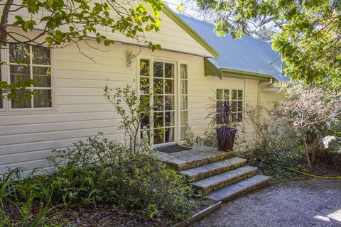 Bygone Beautys Cottages - Bronte Cottage - Palm Beach Accommodation 1