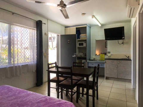 Cairns New Chalon - Palm Beach Accommodation 3