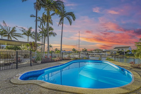 CANAL HOME NEAR MOOLOOLABA - Palm Beach Accommodation 1