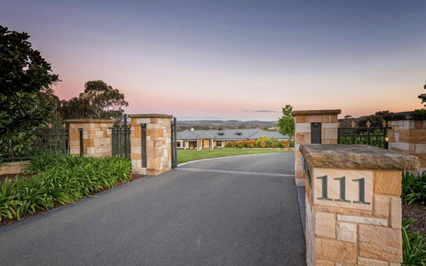 Canberra Luxury Estate - Palm Beach Accommodation 1
