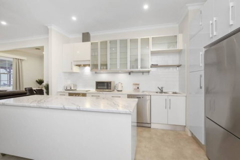 Central And Charming On Wallace - Palm Beach Accommodation 2