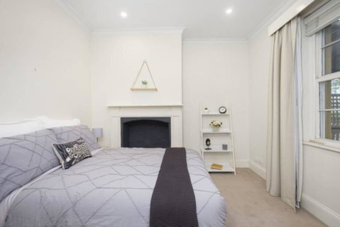 Central And Charming On Wallace - Palm Beach Accommodation 3