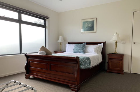 Champagne Stays Apartment - Palm Beach Accommodation 2