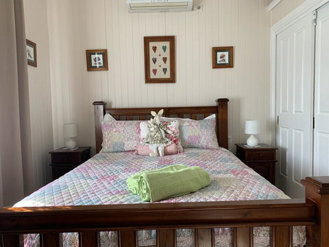 Cherry Blossom Cottage - Palm Beach Accommodation 1