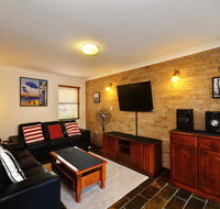 Close To The Main Surf Beach - Palm Beach Accommodation