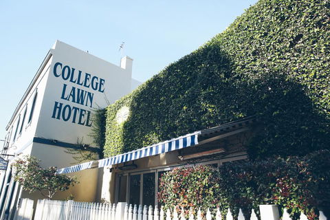 College Lawn Hotel - Palm Beach Accommodation 1