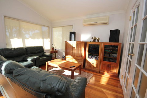 COLMER HOUSE At Dunbogan - Palm Beach Accommodation 3