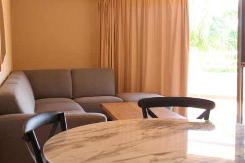 Colonial Court Beachfront Motel & Holiday Stay - Palm Beach Accommodation 2