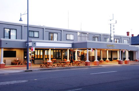 Commodore Motor Inn - Palm Beach Accommodation 0