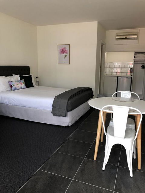 Commodore Motor Inn - Palm Beach Accommodation 3