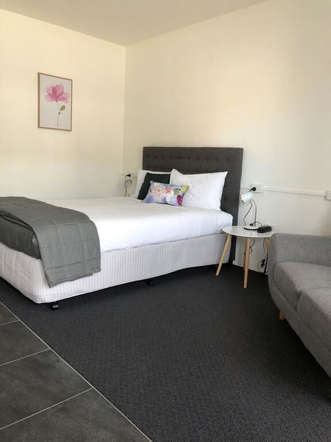Commodore Motor Inn - Palm Beach Accommodation 2