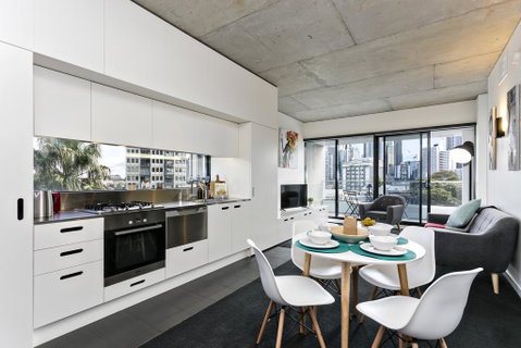 Complete Host Domain Apartments - Palm Beach Accommodation 2