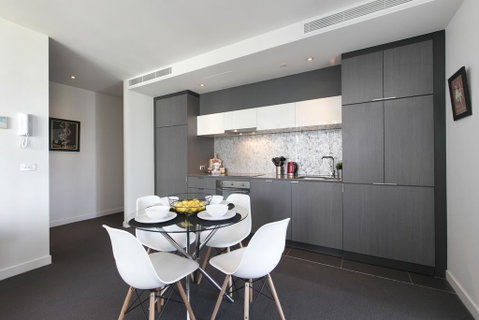 Complete Host Wrap Apartments - Palm Beach Accommodation 2