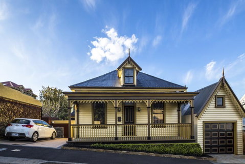 Corinda Contemporary - Palm Beach Accommodation 0