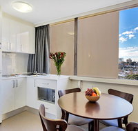 Cosmopolitan apartment at College St - Palm Beach Accommodation