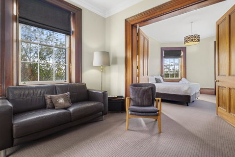 Cromwell Apartment - 3 Red Doors Battery Point - Palm Beach Accommodation 1