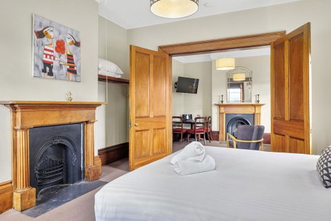 Cromwell Apartment - 3 Red Doors Battery Point - Palm Beach Accommodation 3