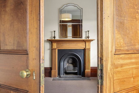 Cromwell Apartment - 3 Red Doors Battery Point - Palm Beach Accommodation 2