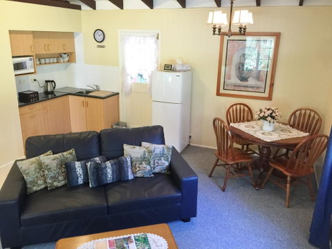Curtis Cottage - Palm Beach Accommodation 3