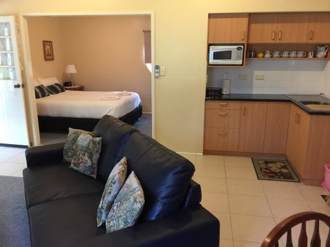 Curtis Cottage - Palm Beach Accommodation 2