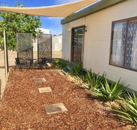 Cute Private Studio Flat with AIRCON - Palm Beach Accommodation