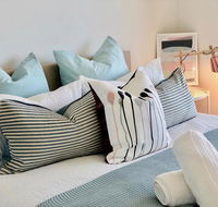 Deluxe and Brand New Lakeside Apartment - Palm Beach Accommodation