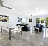 Diamond Beach 3 Bedroom Poolside Apartment - Palm Beach Accommodation