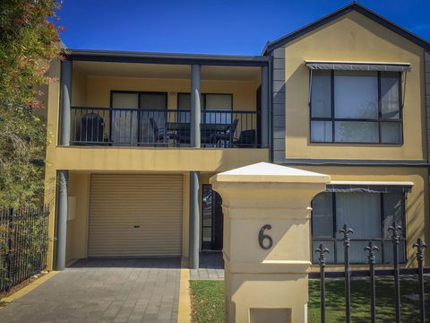 Endeavour 6 - Palm Beach Accommodation 1