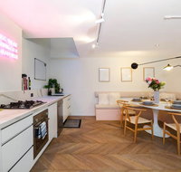 Enjoy Cafe Culture From Chic Warehouse Conversion - Palm Beach Accommodation