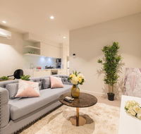 Eporo Tower 1 Bedroom Modern Apartment Central CBD - Palm Beach Accommodation
