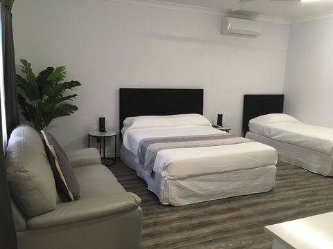 Escape On Lake - Palm Beach Accommodation 3