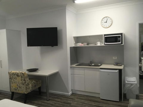 Escape On Lake - Palm Beach Accommodation 1